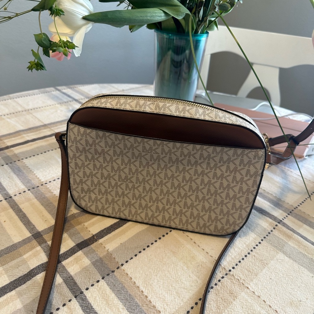 Michael Kors crossbody - Picture 2 of 3